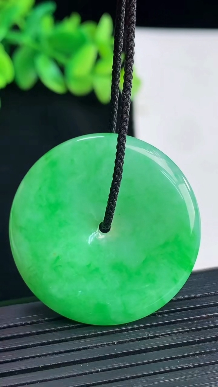 天然A货翡翠平安扣吊坠，尺寸36-5重量:13.61g
4月13日