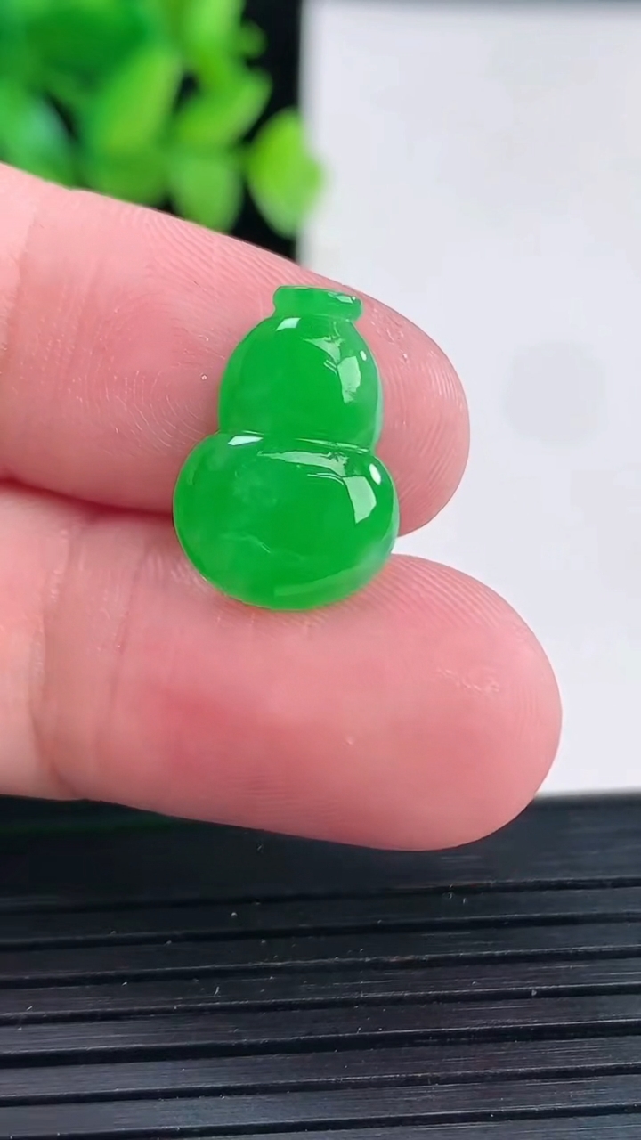 天然A货翡翠葫芦镶嵌件，尺寸17-11.5-3.5重量:1.17g
4月13日