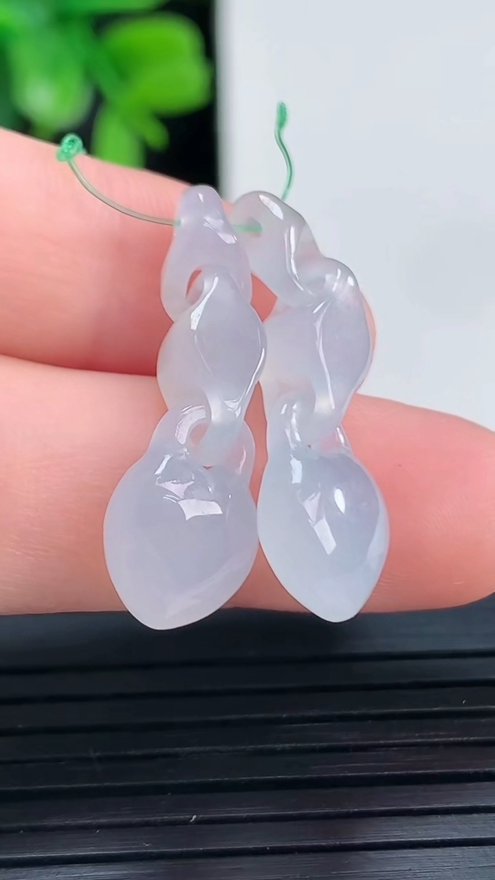 天然A货翡翠环环相扣吊坠一对尺寸27.5-9.3-5.2重量:3.84g
4月13日