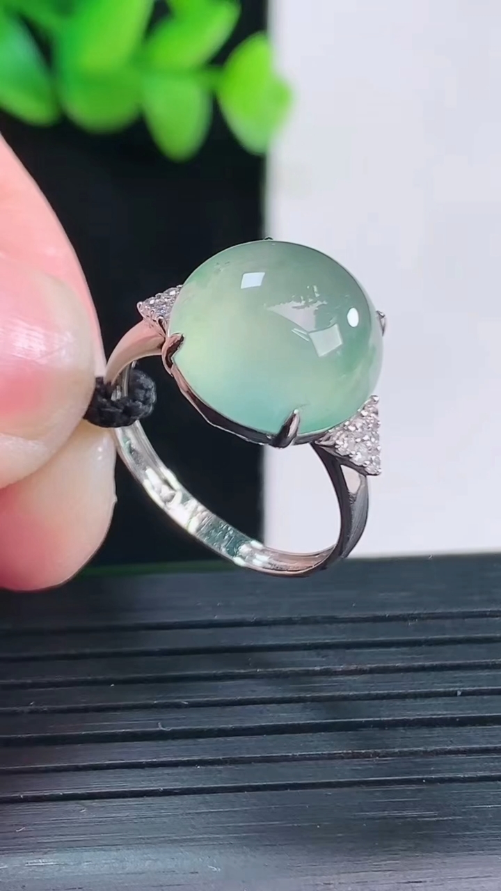天然A货翡翠蛋面戒指，尺寸内径17.8，尺寸12.5-9重量:3.53g2026年4月13日
工厂直
