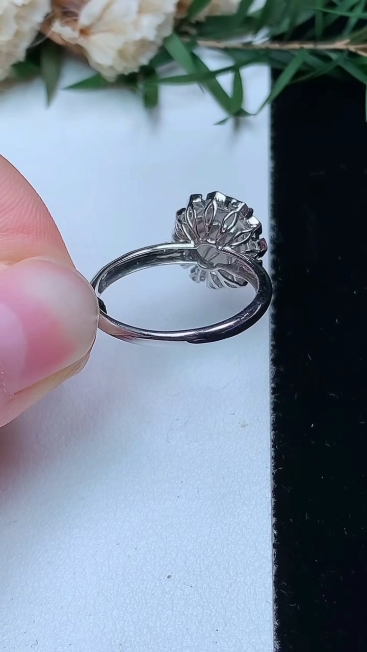 天然A货翡翠蛋面戒指，尺寸17.3-9.3-8.2，重量:3.00g2026年4月13日
工厂直销收藏佳品,种好水足，色泽均匀，有种有色，上手高大气！