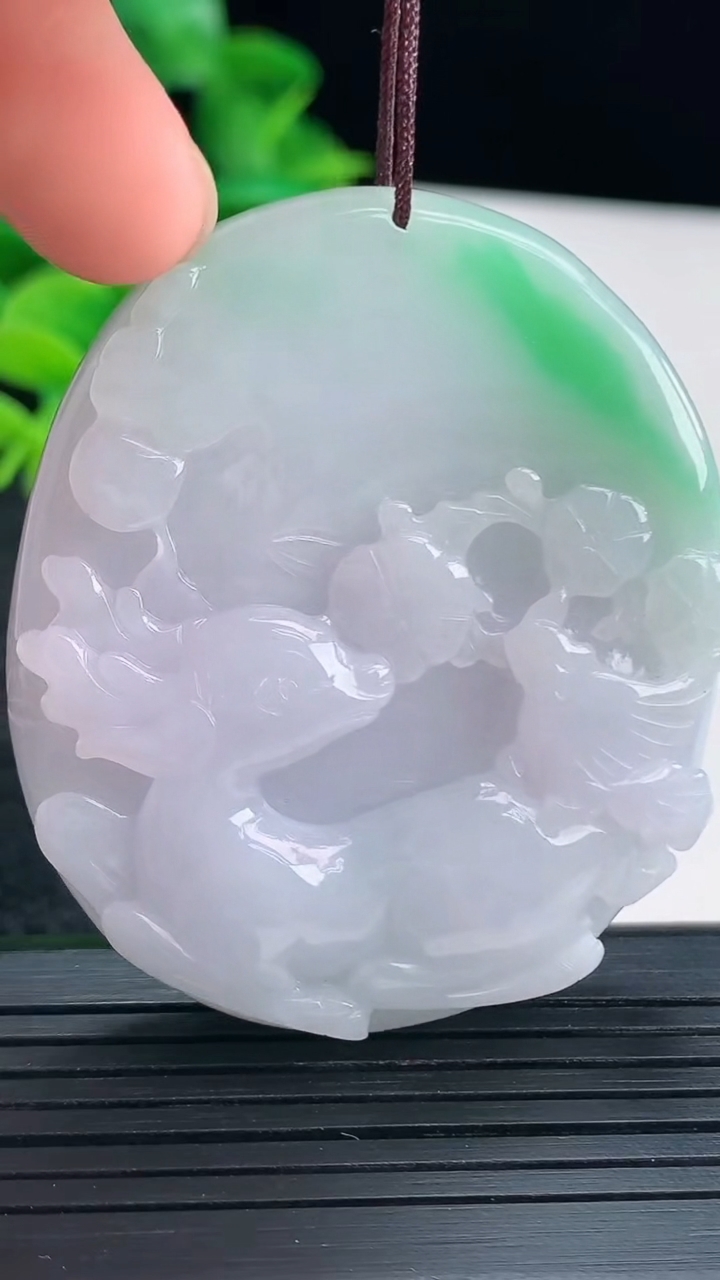 天然A货翡翠梅花鹿吊坠尺寸52-43.9-12.5重量:55.51g
4月13日