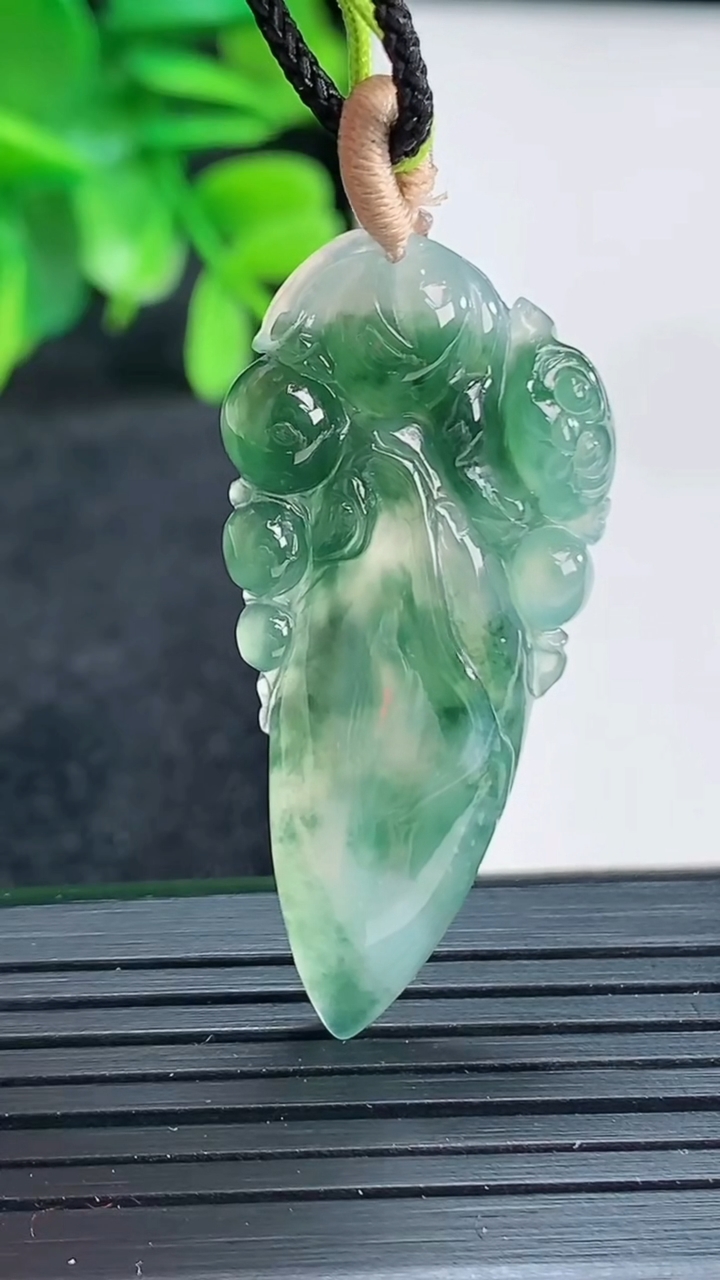 天然A货翡翠飘花福瓜吊坠尺寸397-19.1-4.8重量:5.75g
4月13日