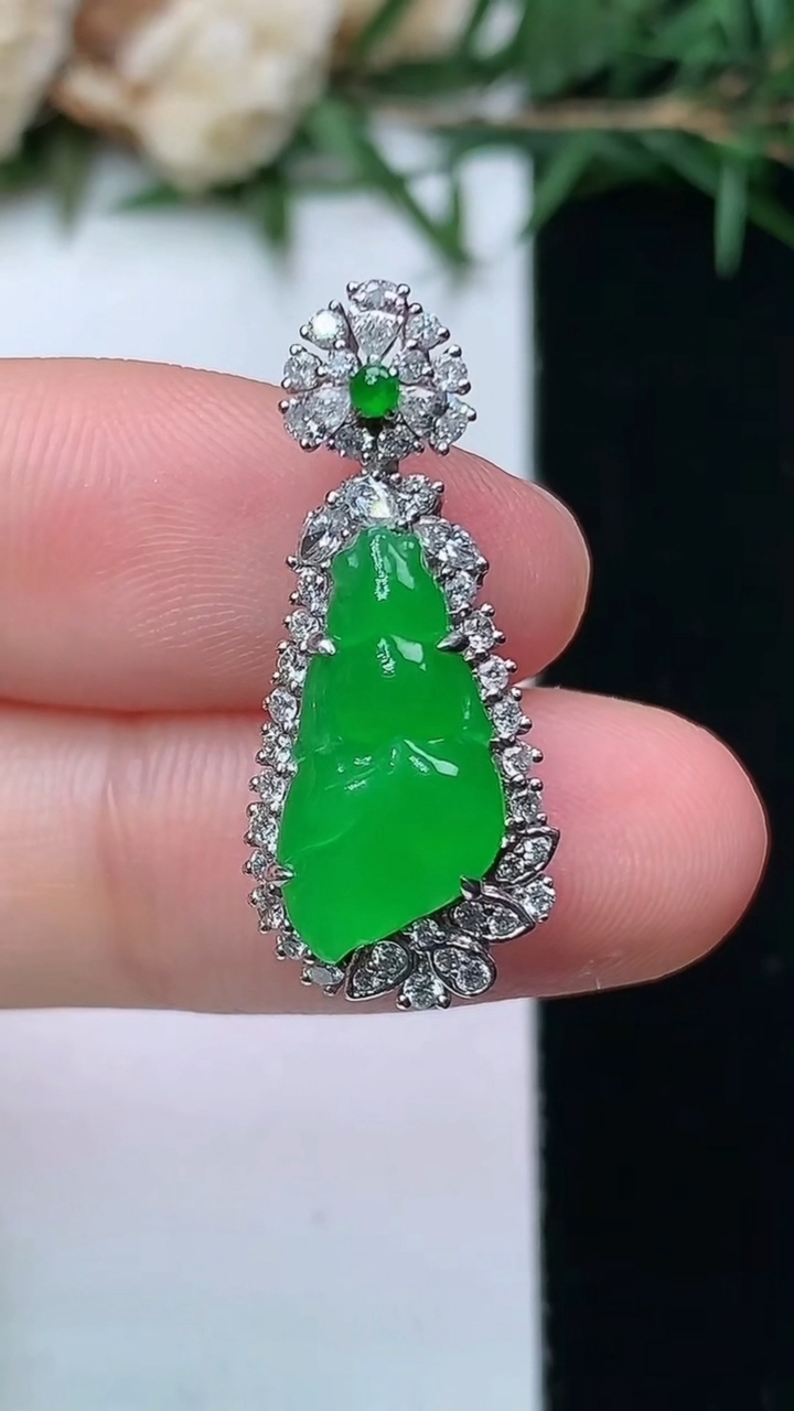 天然A货翡翠年年有余吊坠，尺寸26-11.4-7.9
4月13日