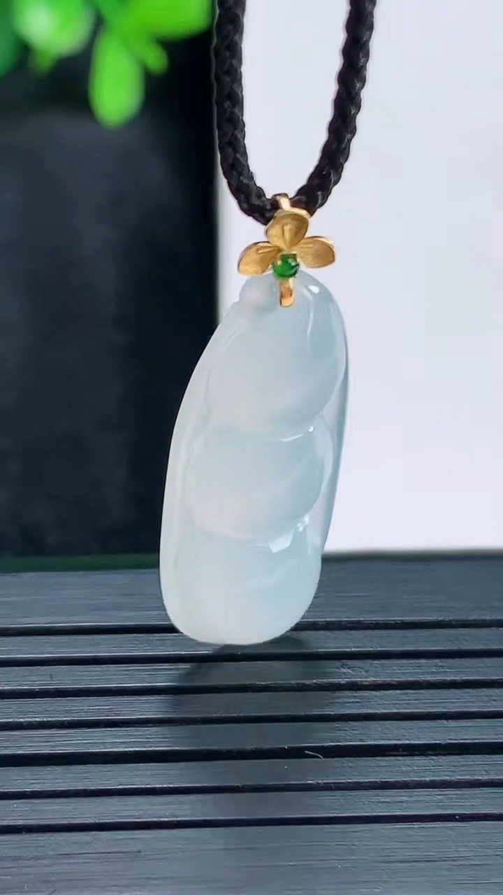 天然A货翡翠福豆吊坠尺寸32.9-11.3-5.3重量:2.55g
4月13日