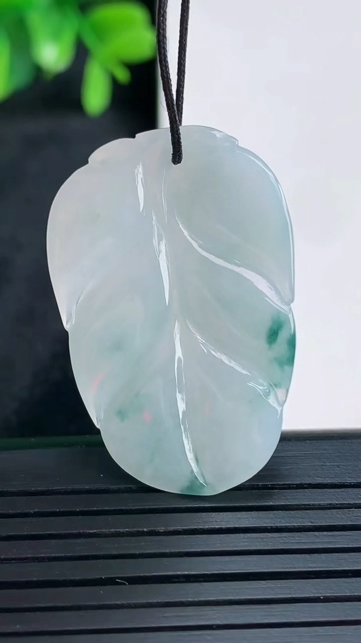 天然A货翡翠飘花金枝玉叶 叶子吊坠尺寸35.8-23.7-4重量:6.27g
4月13日