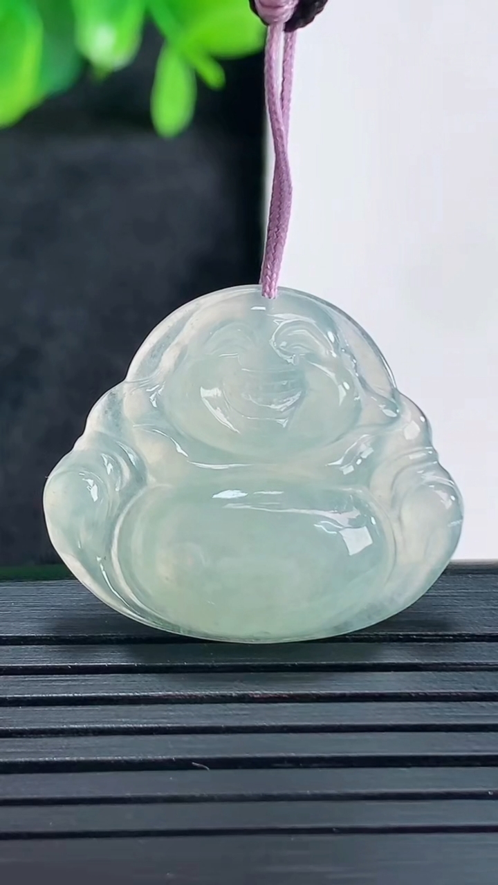 天然A货翡翠佛公吊坠尺寸24.1-28.2-4.4重量:4.75g
4月13日