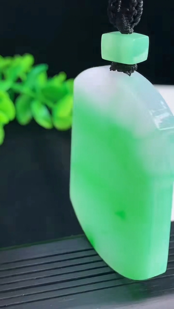 天然A货翡翠无事牌吊坠，尺寸56-42.6-6重量:46.12g
4月13日