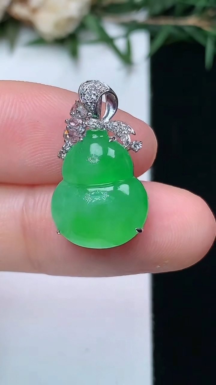 天然A货翡翠葫芦吊坠，尺寸14.5-12-7.3，重量:2.70g
4月13日