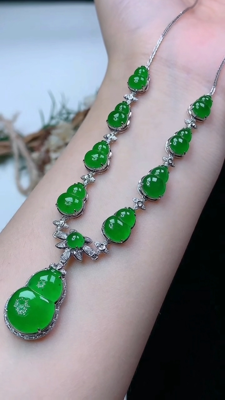 天然A货翡翠葫芦项链，尺寸16.6-11，重量:9.38g4月13日
工厂直销收藏佳品,种好水足，色泽均匀，有种有色，上手高大气！