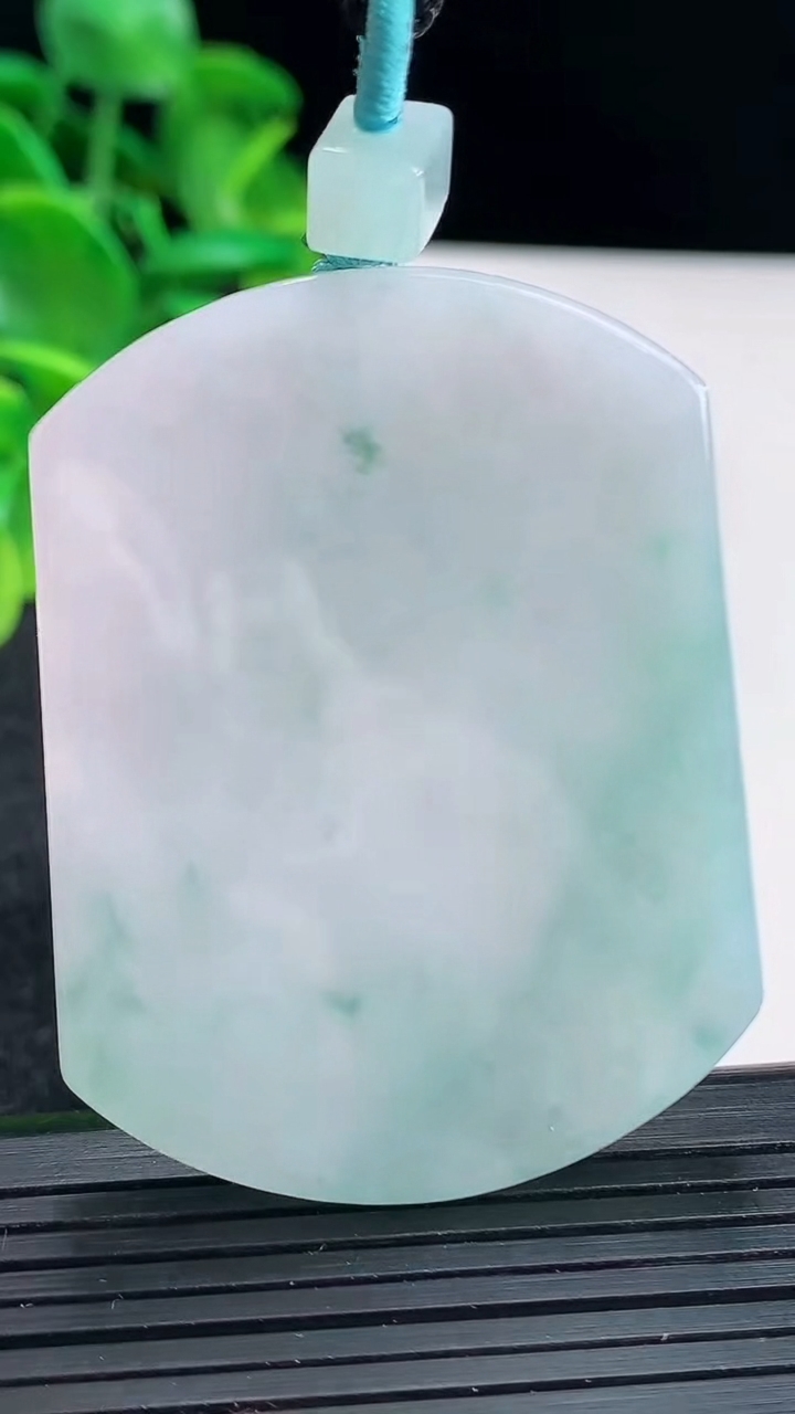 天然A货翡翠飘花无事牌吊坠尺寸50.7-38.7-5.3重量:33.71g
4月13日