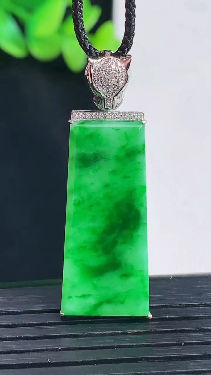 天然A货翡翠无事牌吊坠，尺寸41-13-4，裸石30-13.5重量:4.66g
4月13日