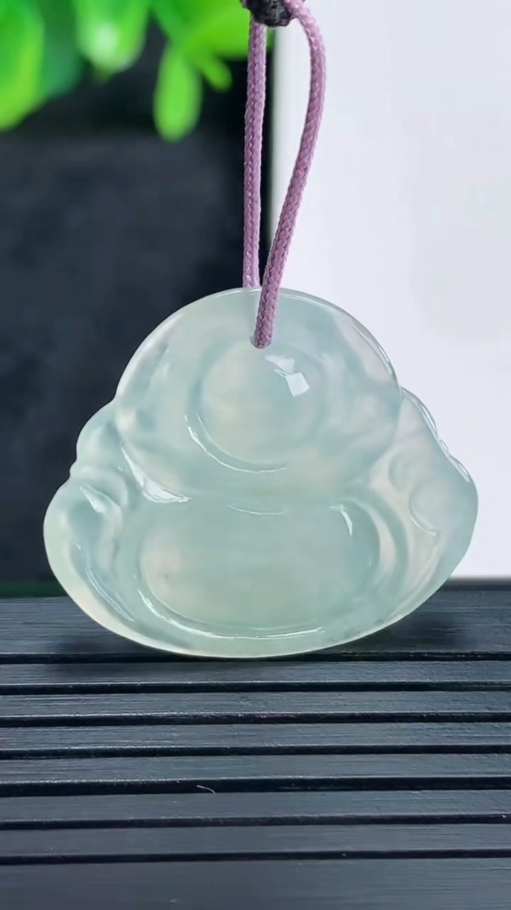 天然A货翡翠佛公吊坠尺寸24.1-28.2-4.4重量:4.75g
4月13日