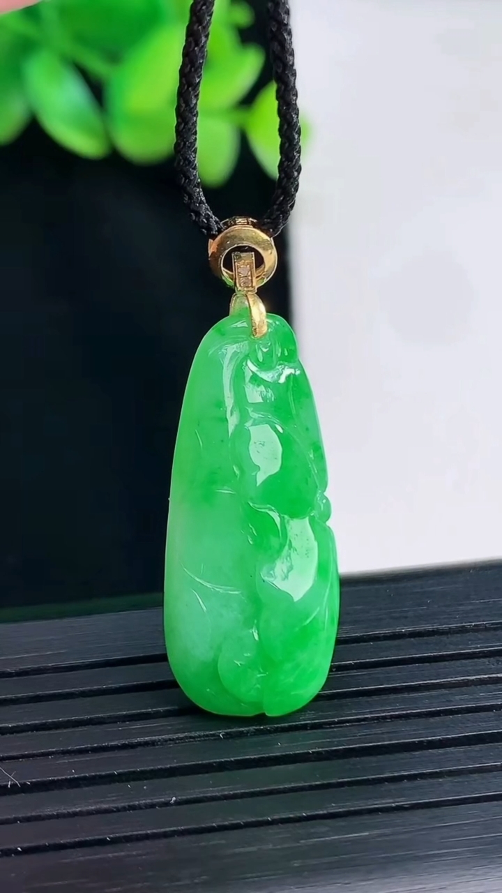 天然A货翡翠和和美美 荷花吊坠，尺寸29-13-5.5重量:3.90g
4月13日