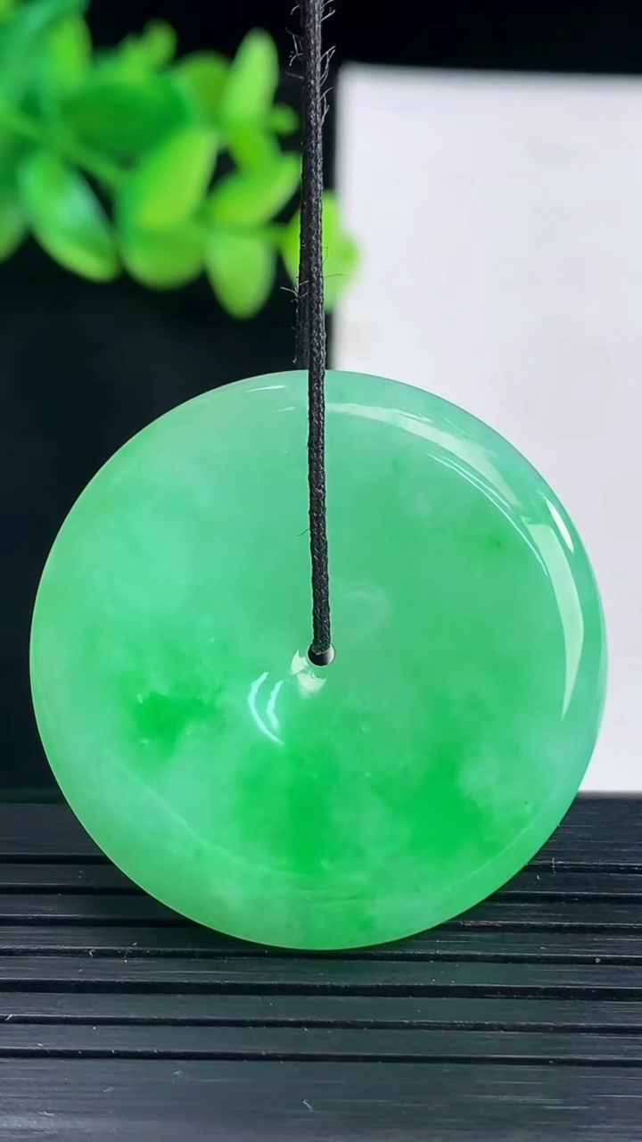 天然A货翡翠平安扣吊坠，尺寸35.6-5.2重量:14.97g
4月13日