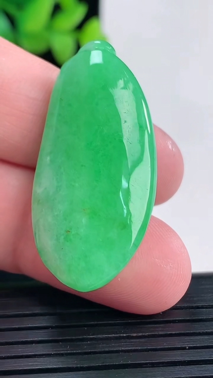 天然A货翡翠满满福瓜吊坠，尺寸39-18.6-11重量:13.60g
4月13日