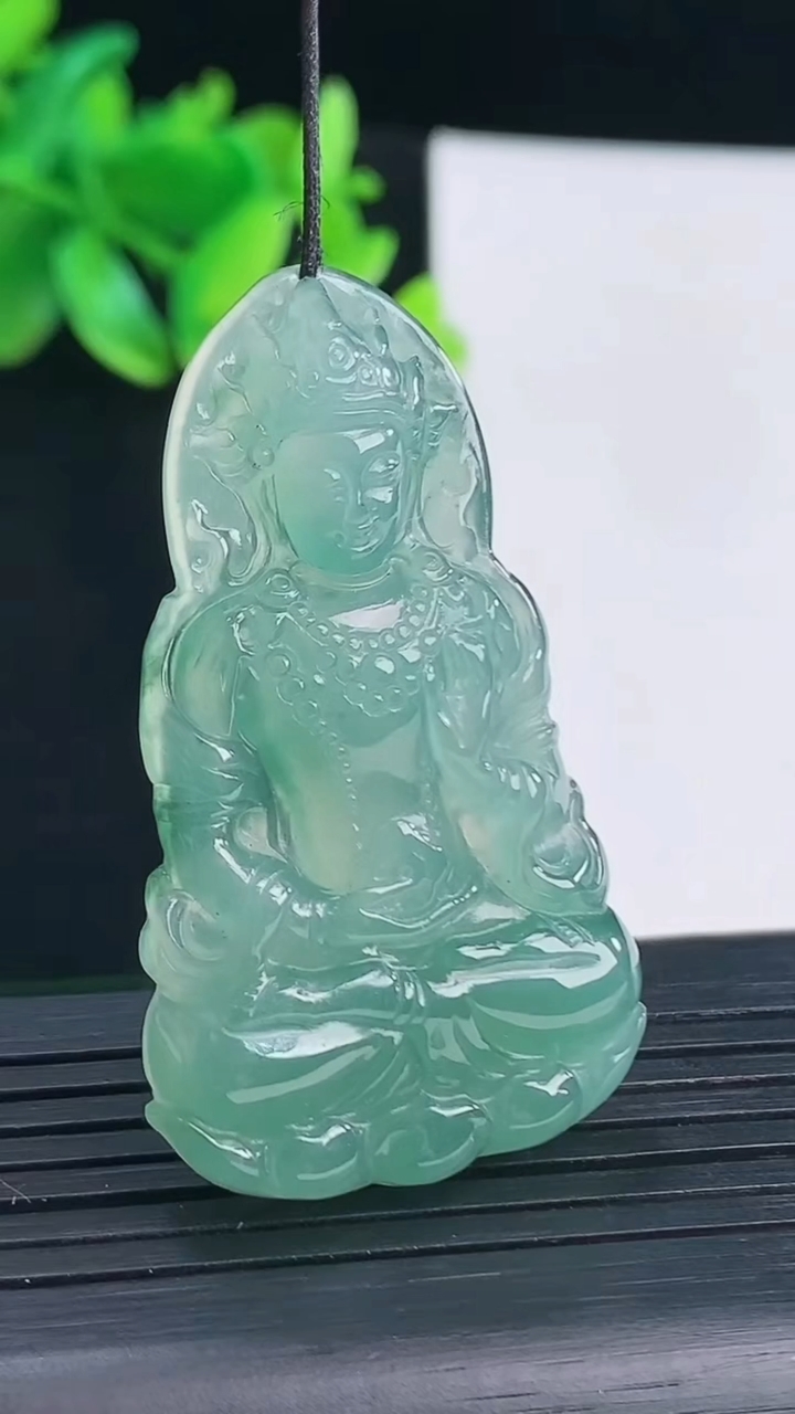 天然A货翡翠度母菩萨吊坠，尺寸46-27-5.5重量:12.05g
4月13日