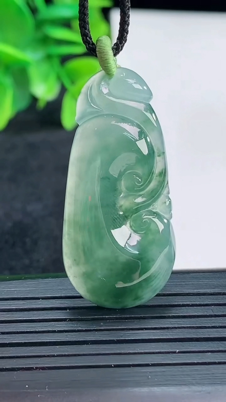 天然A货翡翠飘花如意吊坠尺寸40.5-19.1-4.5重量:6.44g
4月13日