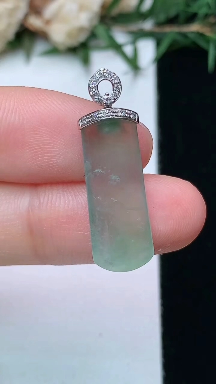 天然A货翡翠平安柱吊坠，尺寸21.4-8.4-4.3，重量:1.99g
4月13日