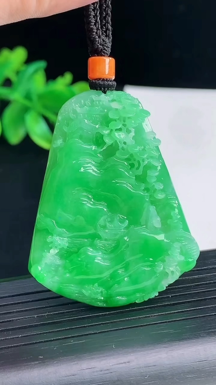 天然A货翡翠山水牌吊坠，尺寸46-38-7重量:26.03g
4月13日