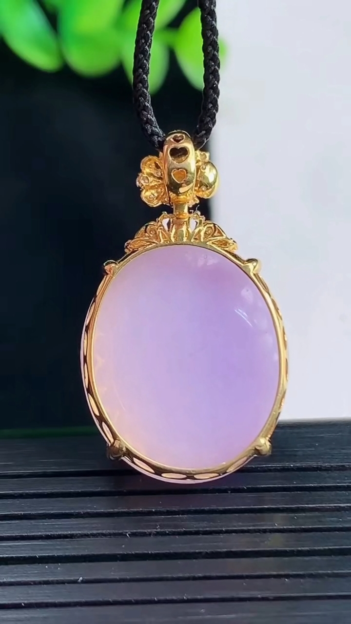 天然A货翡翠18宽金紫罗兰蛋面吊坠，尺寸33-18.5-10.8，裸石22-18.5重量:8.56g
4月13日