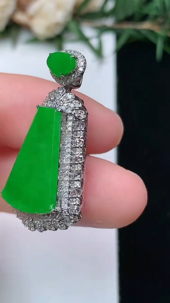 天然A货翡翠无事牌吊坠，尺寸30.5-15.8-8.6，裸石16.9-11，重量:4.21g
4月13日