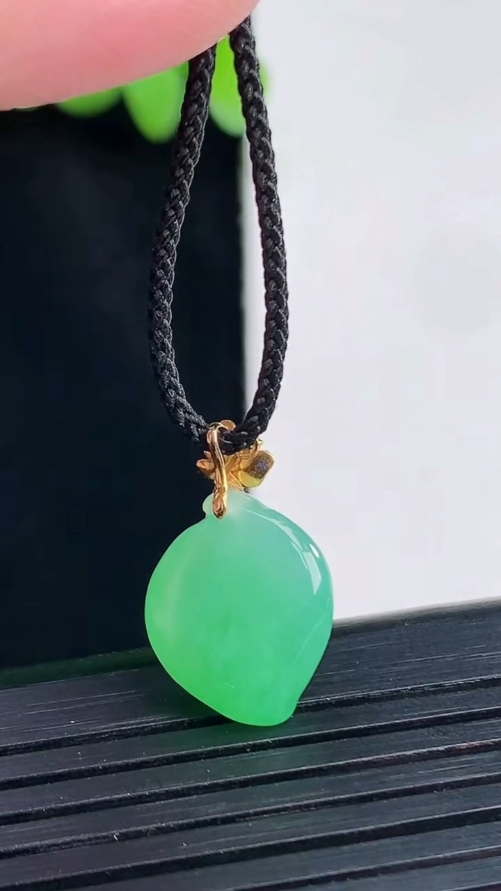 天然A货翡翠福瓜吊坠，尺寸15.5-12.5-6重量:1.97g
4月13日