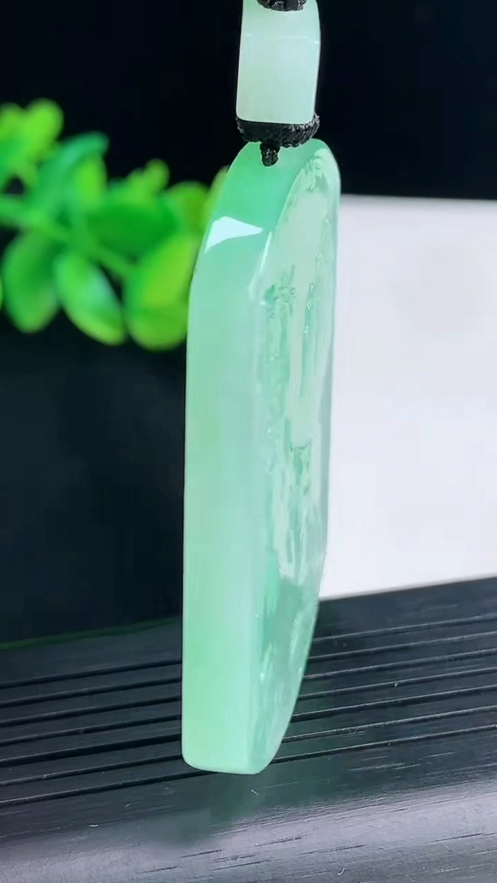 天然A货翡翠山水牌吊坠，尺寸53.6-39-5.2重量:37.27g
4月13日