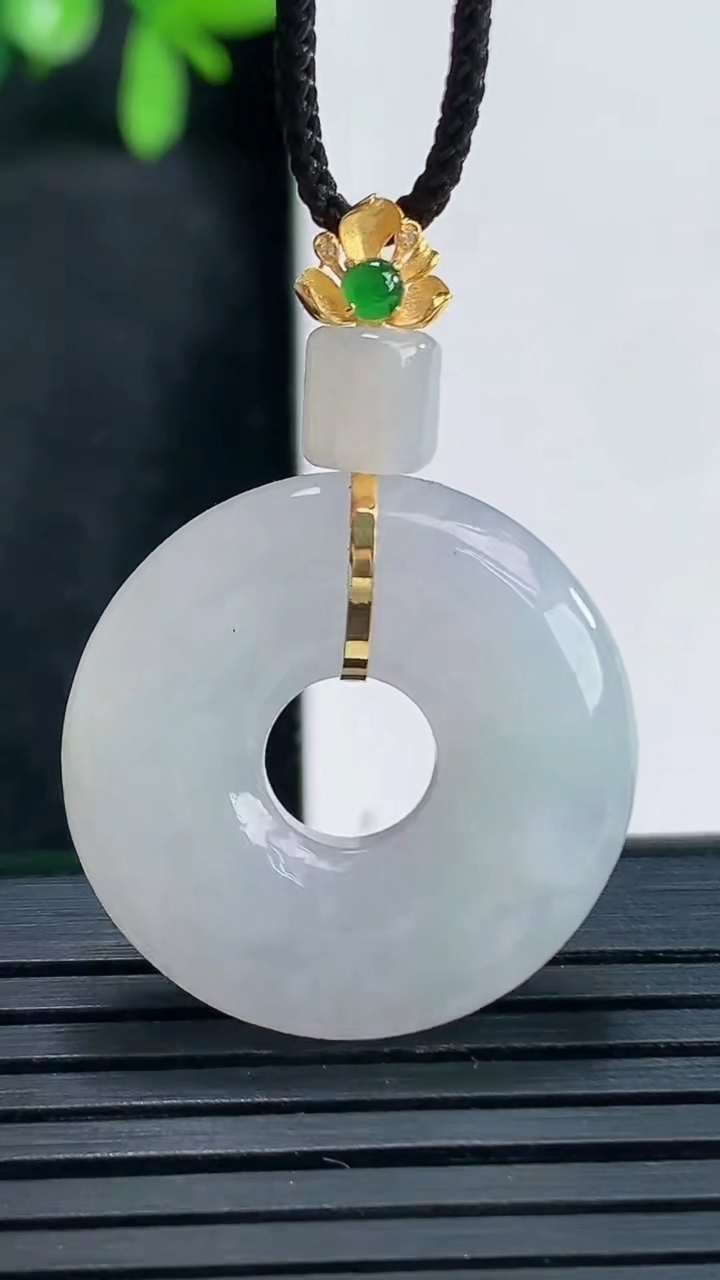 天然A货翡翠平安环吊坠尺寸35-23.7-3.7重量:6.62g
4月13日