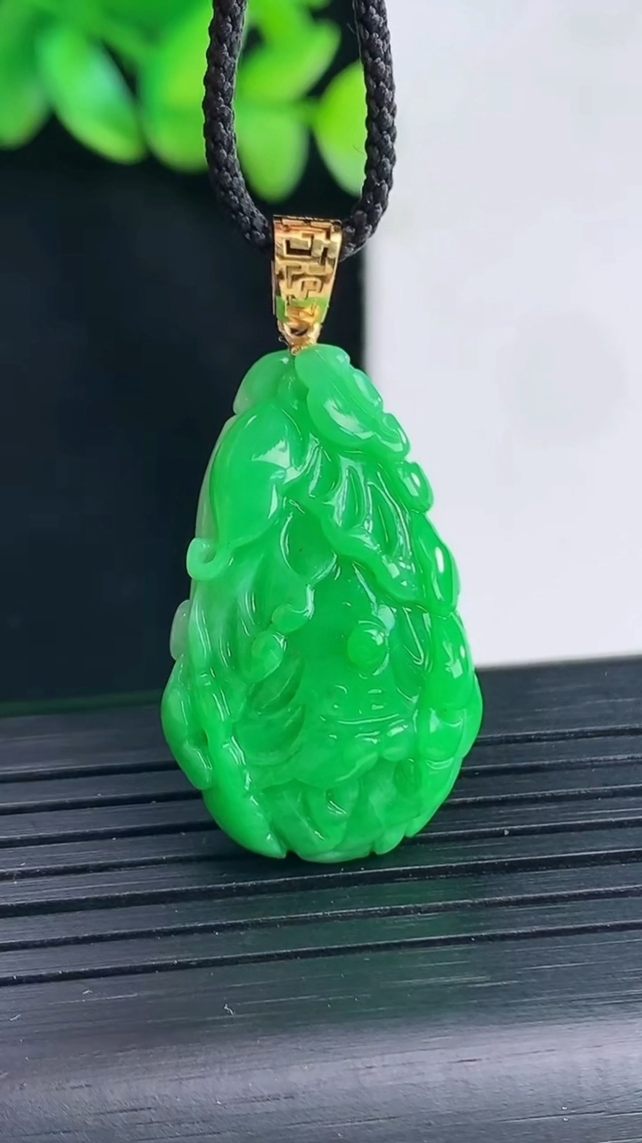 天然A货翡翠白菜吊坠，尺寸30-18.5-10重量:8.25g
4月13日