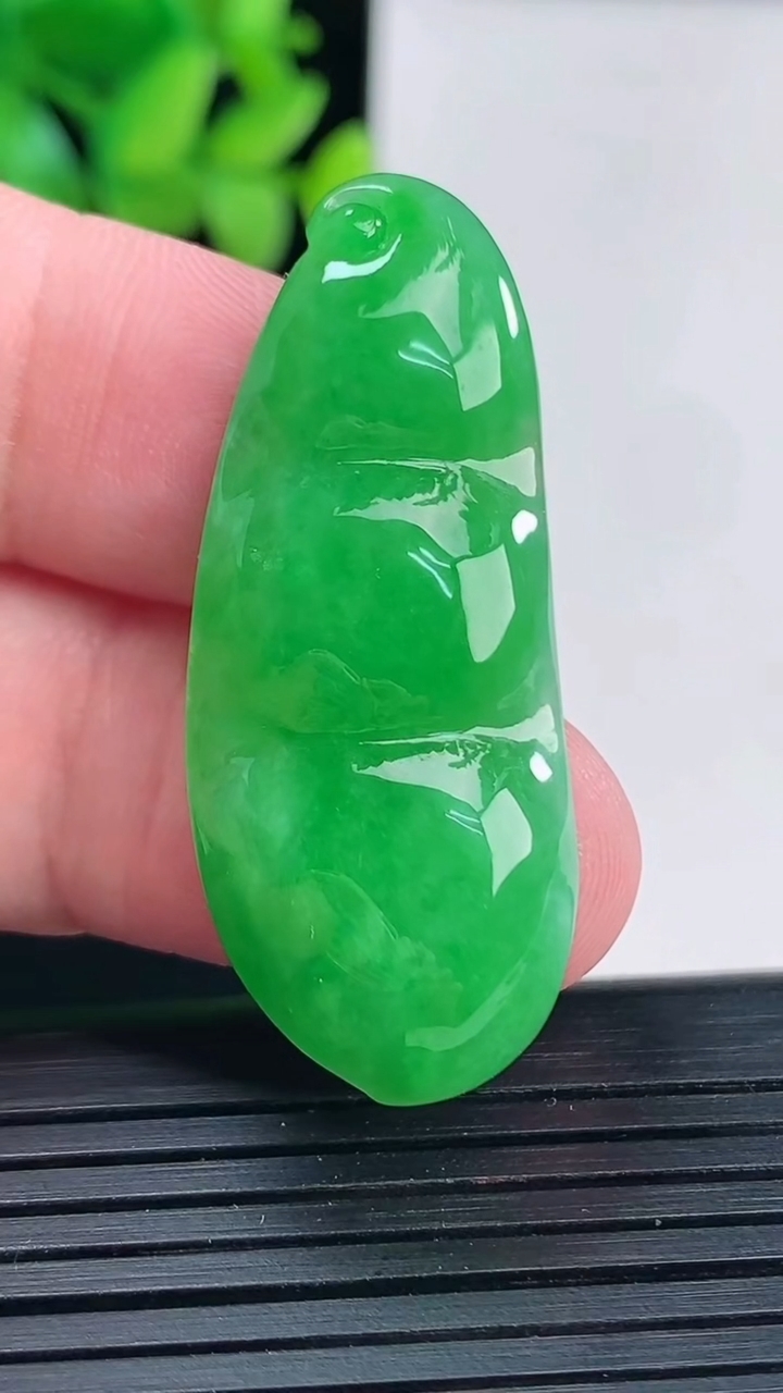 天然A货翡翠满满福豆吊坠，尺寸42-17-6.8重量:7.87g
4月13日