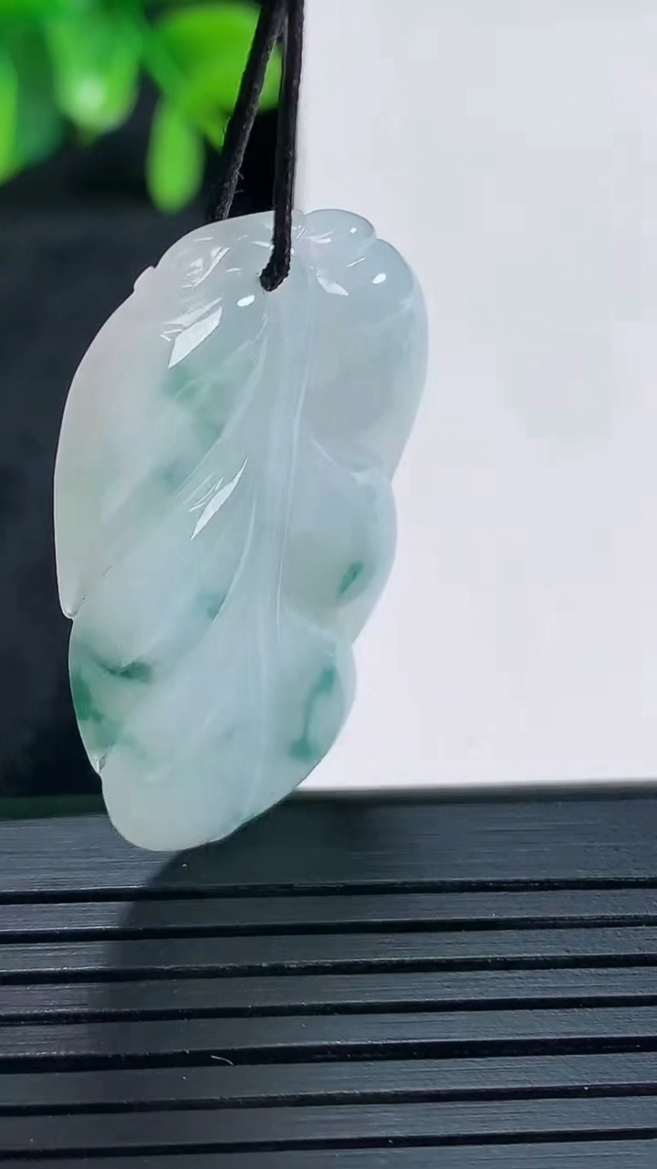 天然A货翡翠飘花金枝玉叶 叶子吊坠尺寸35.8-23.7-4重量:6.27g
4月13日