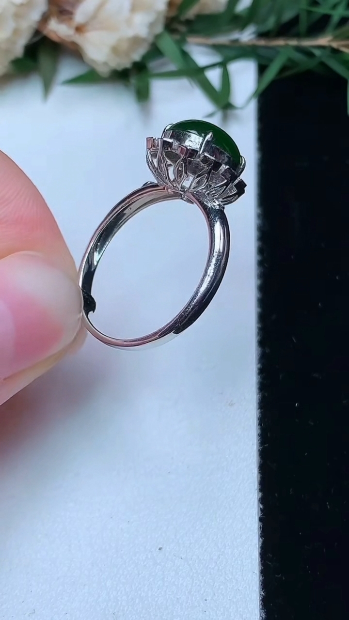 天然A货翡翠蛋面戒指，尺寸17.3-9.3-8.2，重量:3.00g2026年4月13日
工厂直销收藏佳品,种好水足，色泽均匀，有种有色，上手高大气！