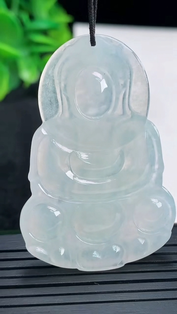 天然A货翡翠观音菩萨吊坠尺寸52.5-35.4-4.6重量:14.60g
4月13日