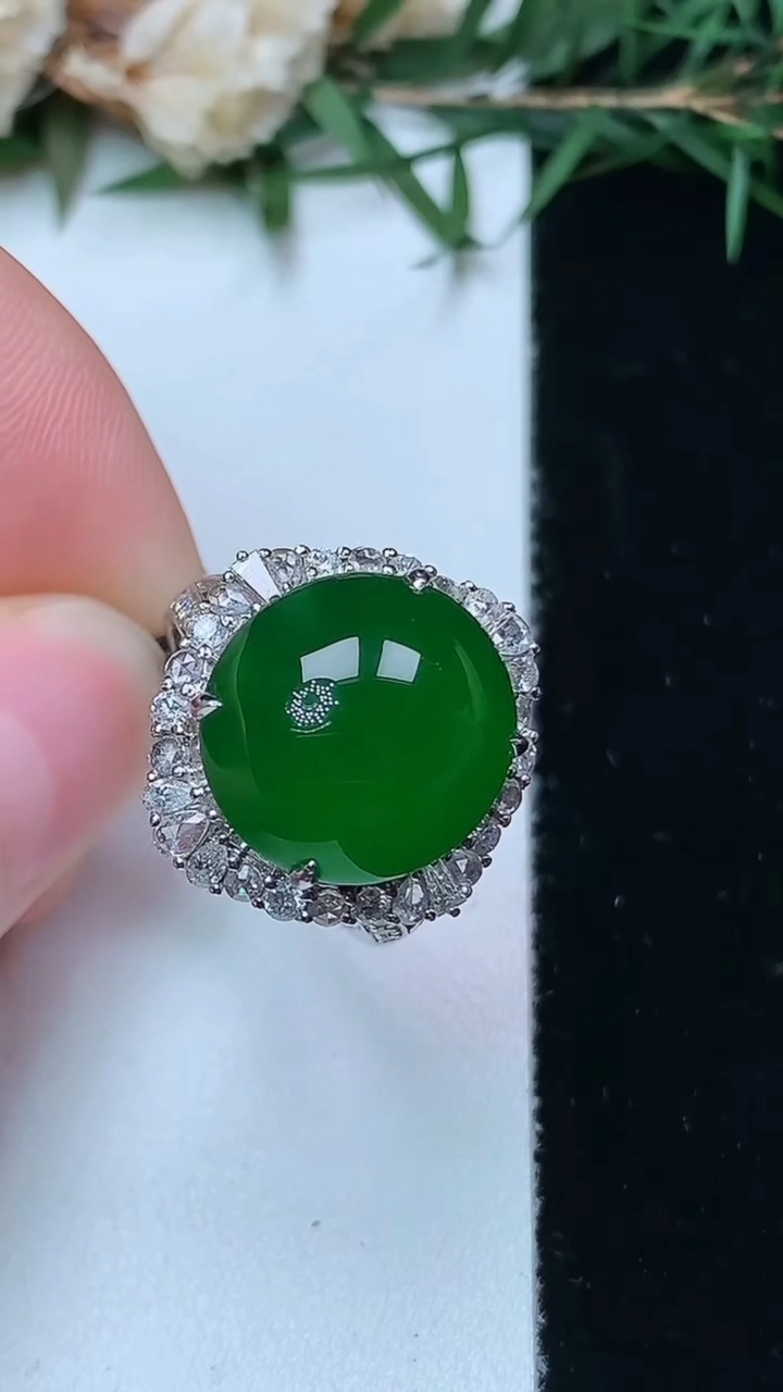 天然A货翡翠蛋面戒指，尺寸17.3-14-13，重量:6.24g2026年4月13日
工厂直销收藏佳品,种好水足，色泽均匀，有种有色，上手高大气！