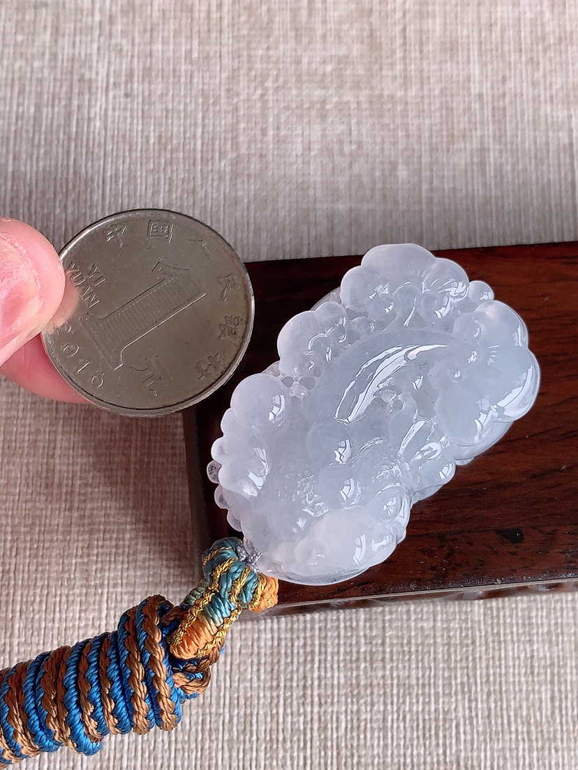 天然A货翡翠白冰白月光招财貔貅吊坠 
尺寸39-25-12.5mm 重量28.45g 0411