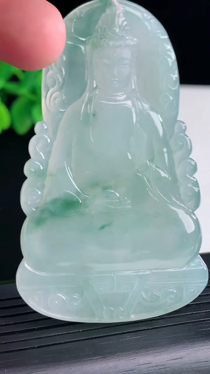 天然A货翡翠飘花素衣观音吊坠，尺寸70-44-5重量:36.81g
4月13日