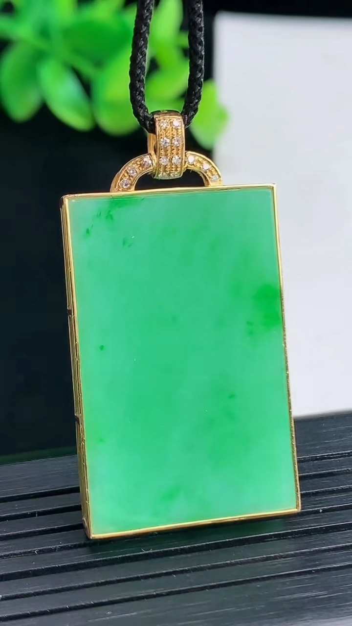 天然A货翡翠无事牌吊坠，尺寸43-22.-5.8，裸石34-22重量:15.11g
4月13日