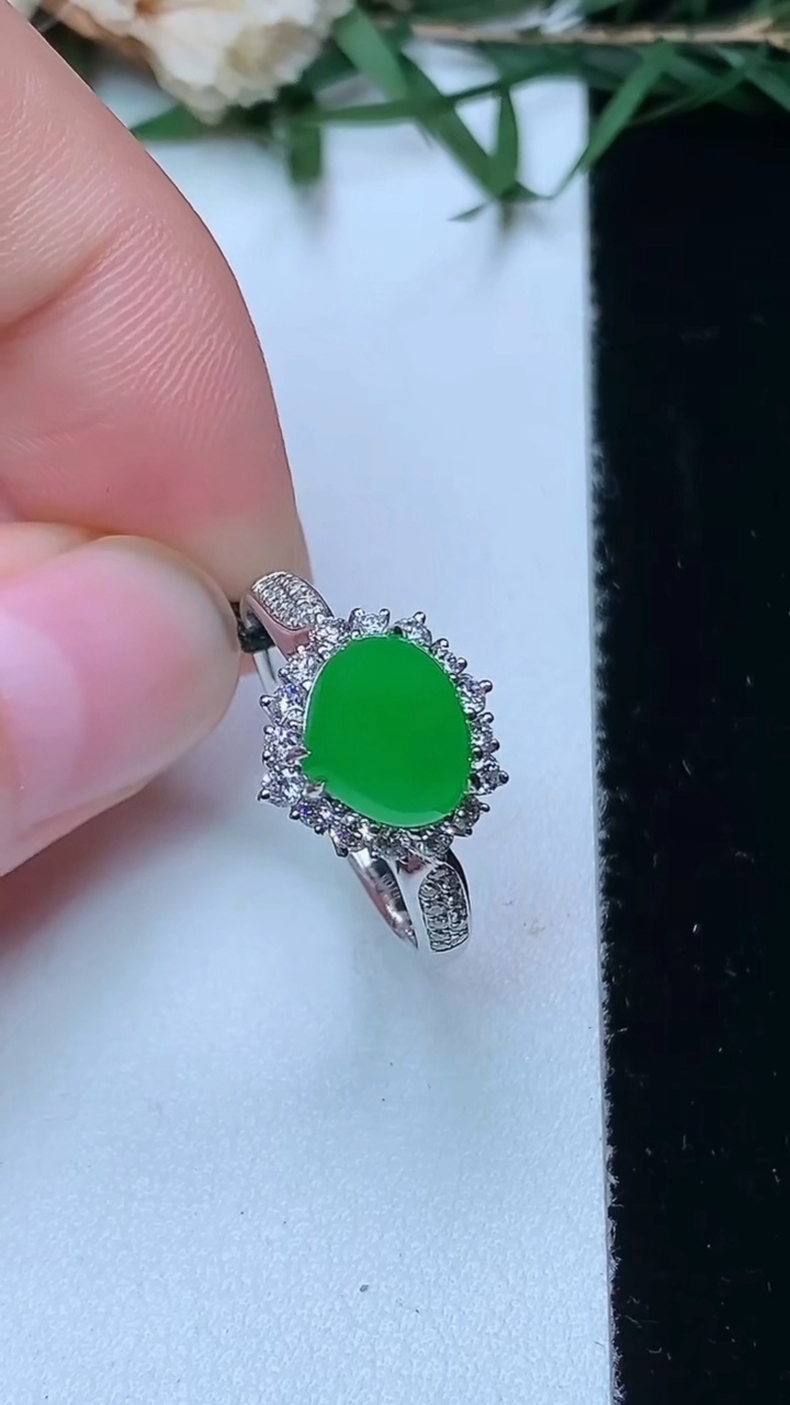 天然A货翡翠水滴戒指，尺寸17-7.4-8，重量:2.55g2026年4月13日
工厂直销收藏佳品,种好水足，色泽均匀，有种有色，上手高大气！