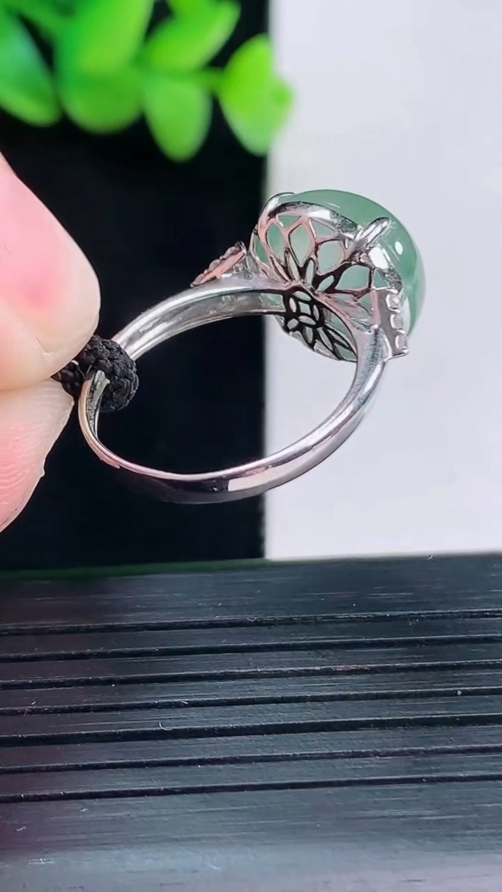 天然A货翡翠蛋面戒指，尺寸内径17.8，尺寸12.5-9重量:3.53g2026年4月13日
工厂直销收藏佳品,种好水足，色泽均匀，有种有色，上手高大气！