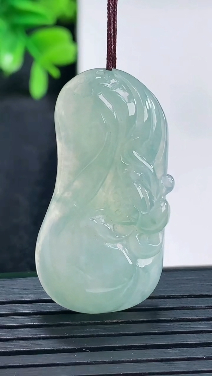 天然A货翡翠飘花和和美美 荷花吊坠尺寸39.1-20.6-7.1重量:11.26g
4月13日