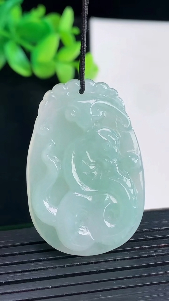 天然A货翡翠生肖蛇吊坠，尺寸40-27-5重量:10.45g
4月13日