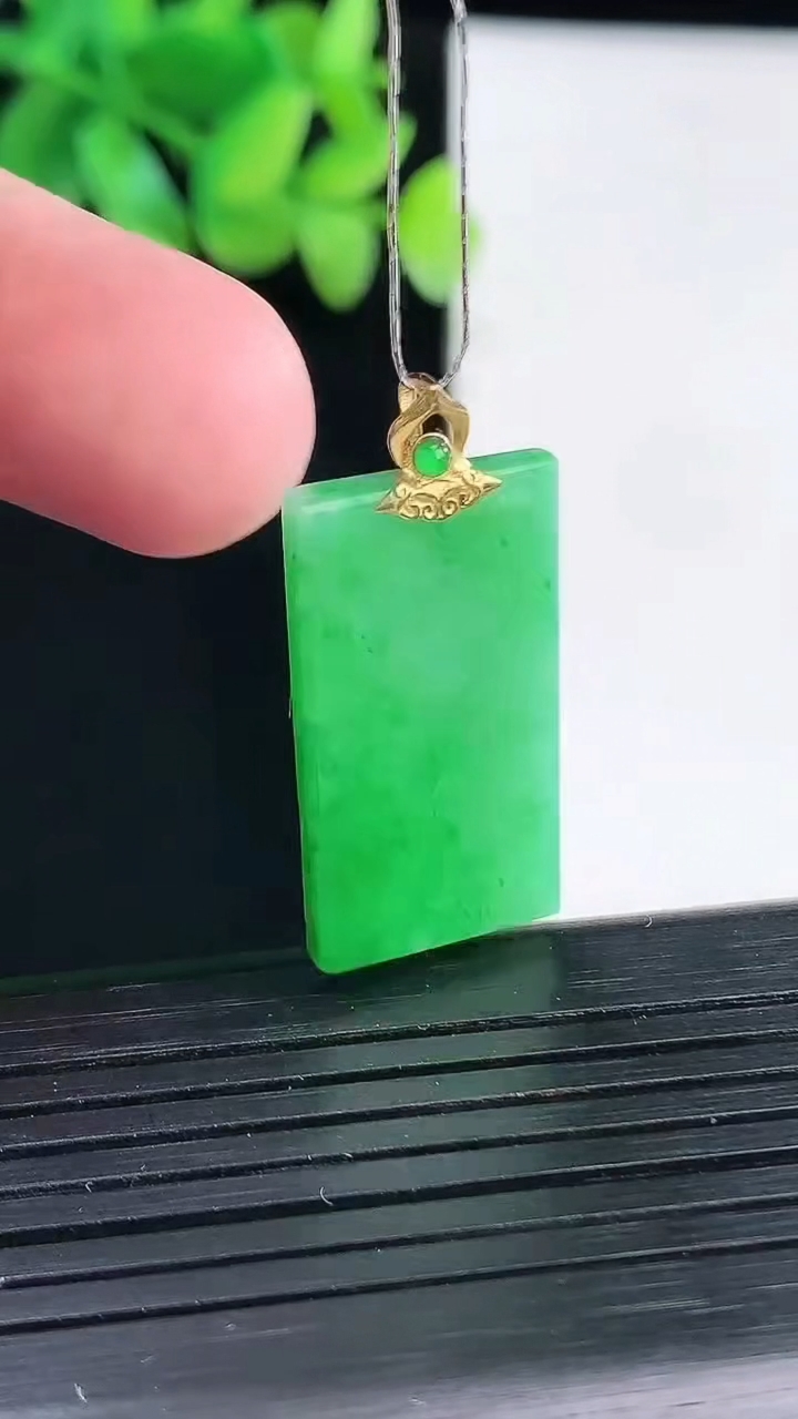 天然A货翡翠无事牌吊坠，尺寸26-14-3重量:3.71g
4月13日