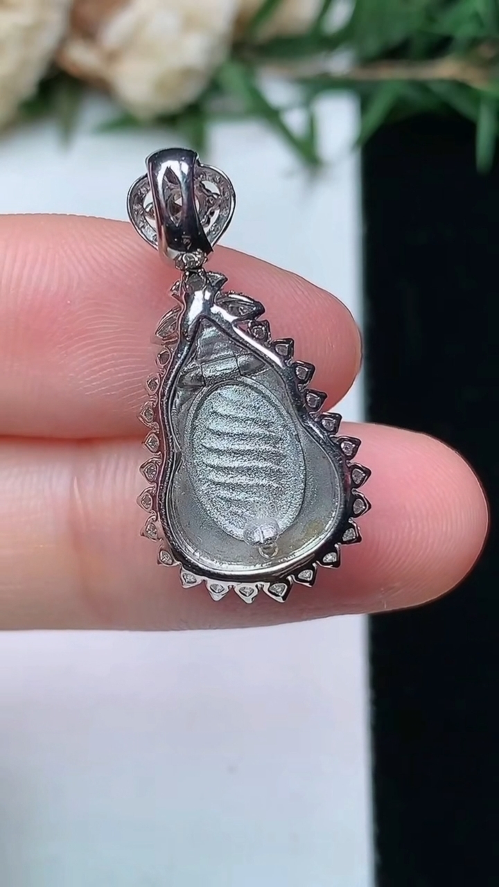 天然A货翡翠葫芦吊坠，尺寸26.2-13.5-6.8，裸石14-10.4，重量:2.80g
4月13日