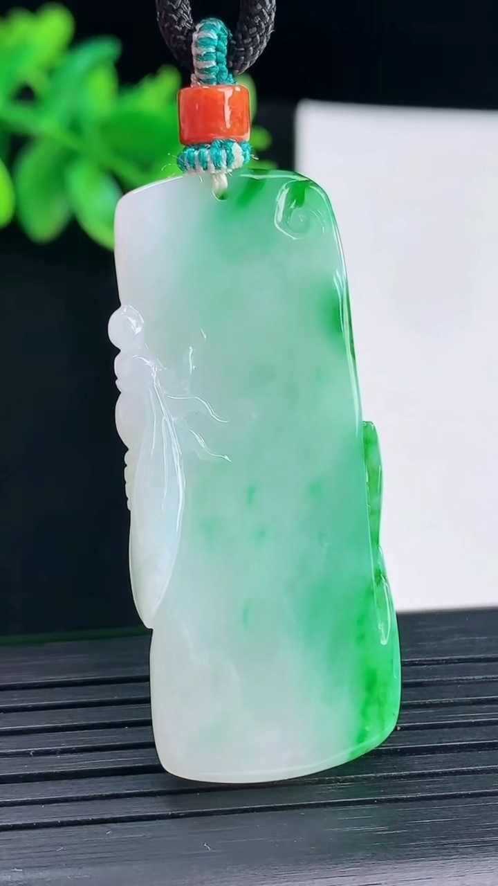 天然A货翡翠节节高升 竹节吊坠，尺寸48-21-9.2重量:20.54g
4月13日