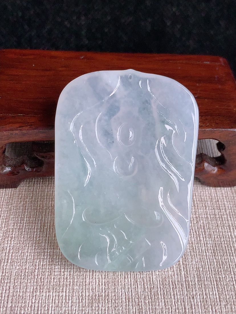 天然A货翡翠晴水普贤菩萨吊坠 
尺寸55-39.3-5.5mm 重量29.23g 0412