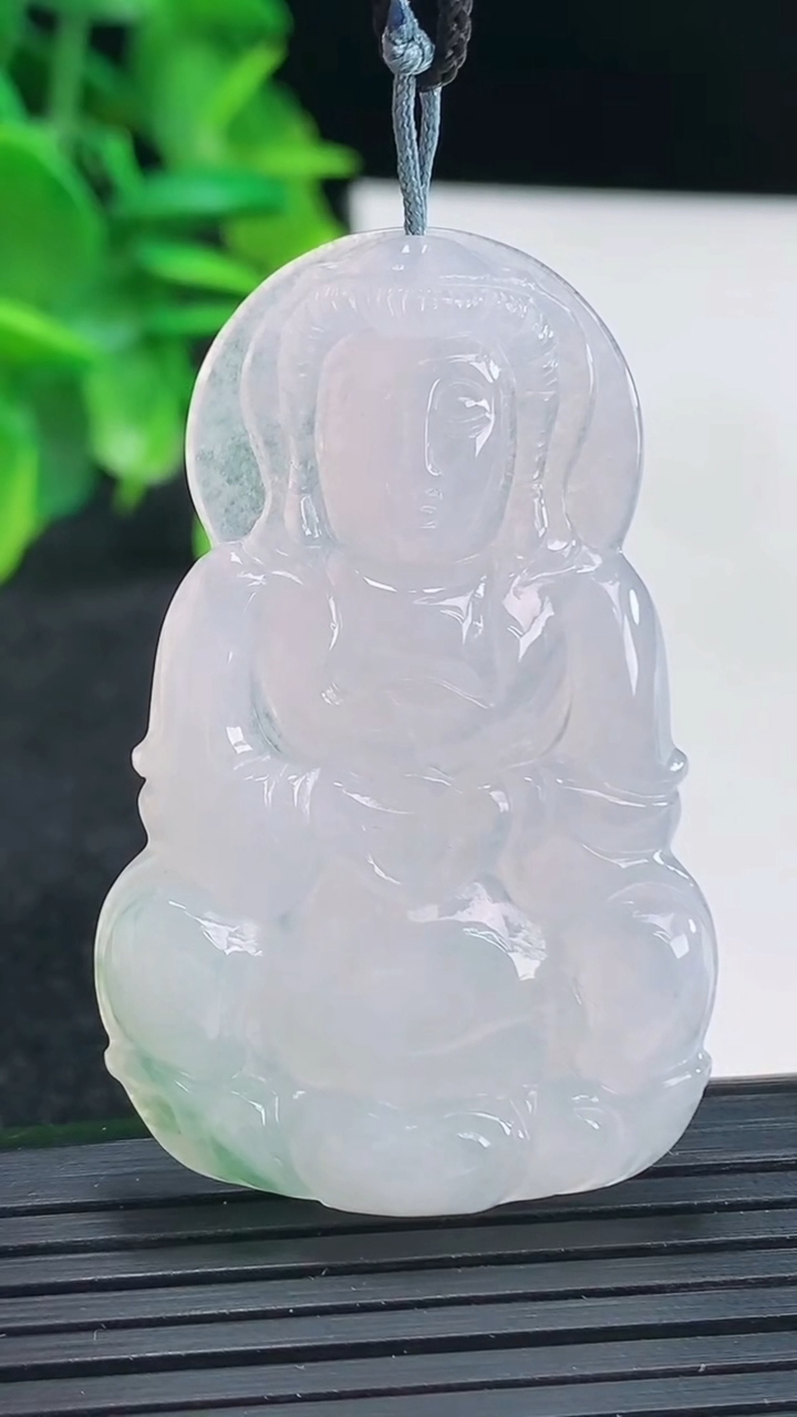 天然A货翡翠观音菩萨吊坠尺寸49.7-31.7-4.6重量:13.75g
4月13日