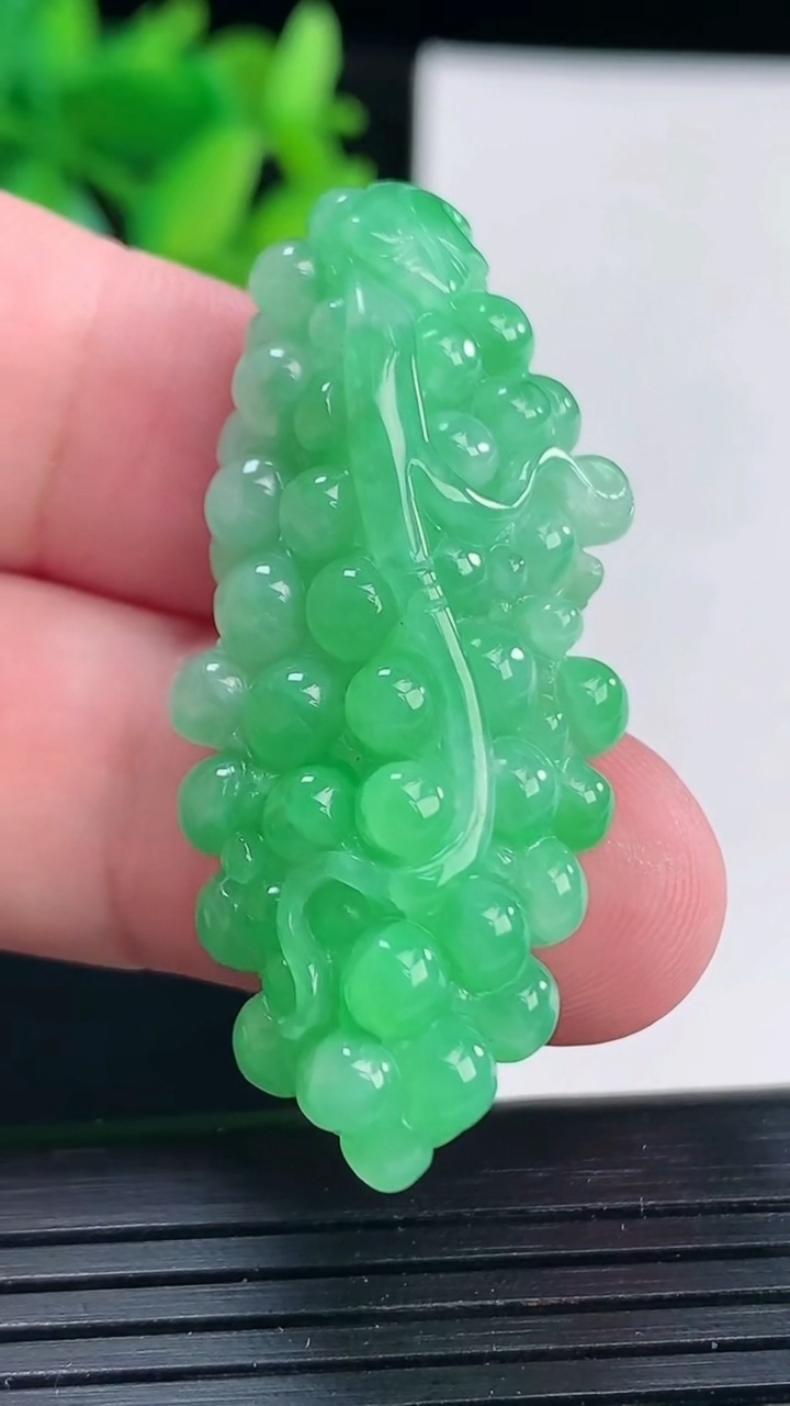 天然A货翡翠多子多福 葡萄吊坠，尺寸45.6-20-12重量:12.88g
4月13日