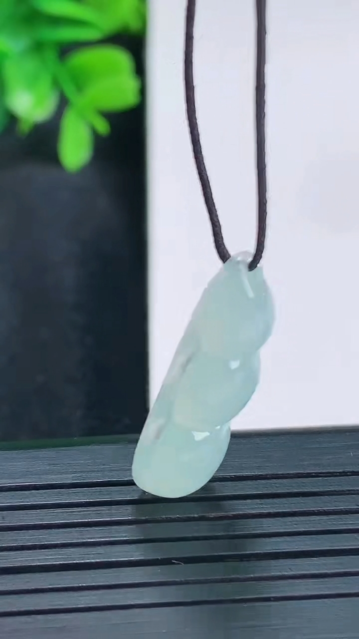 天然A货翡翠福豆吊坠尺寸30.1-10.7-5.8重量:3.35g
4月13日