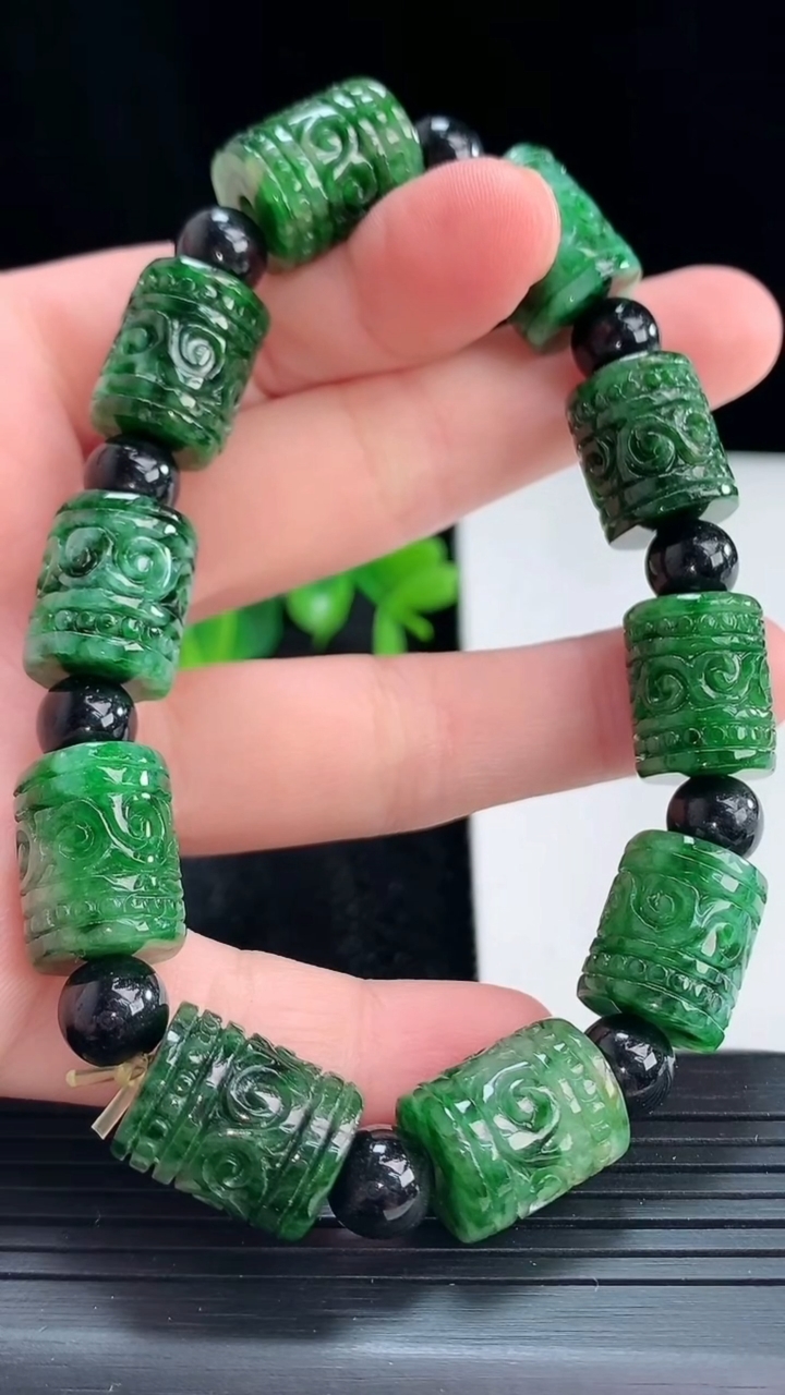天然A货翡翠雕花路路通手串尺寸14.3-11.6-10颗重:44.30g994月13日
工厂直销收藏